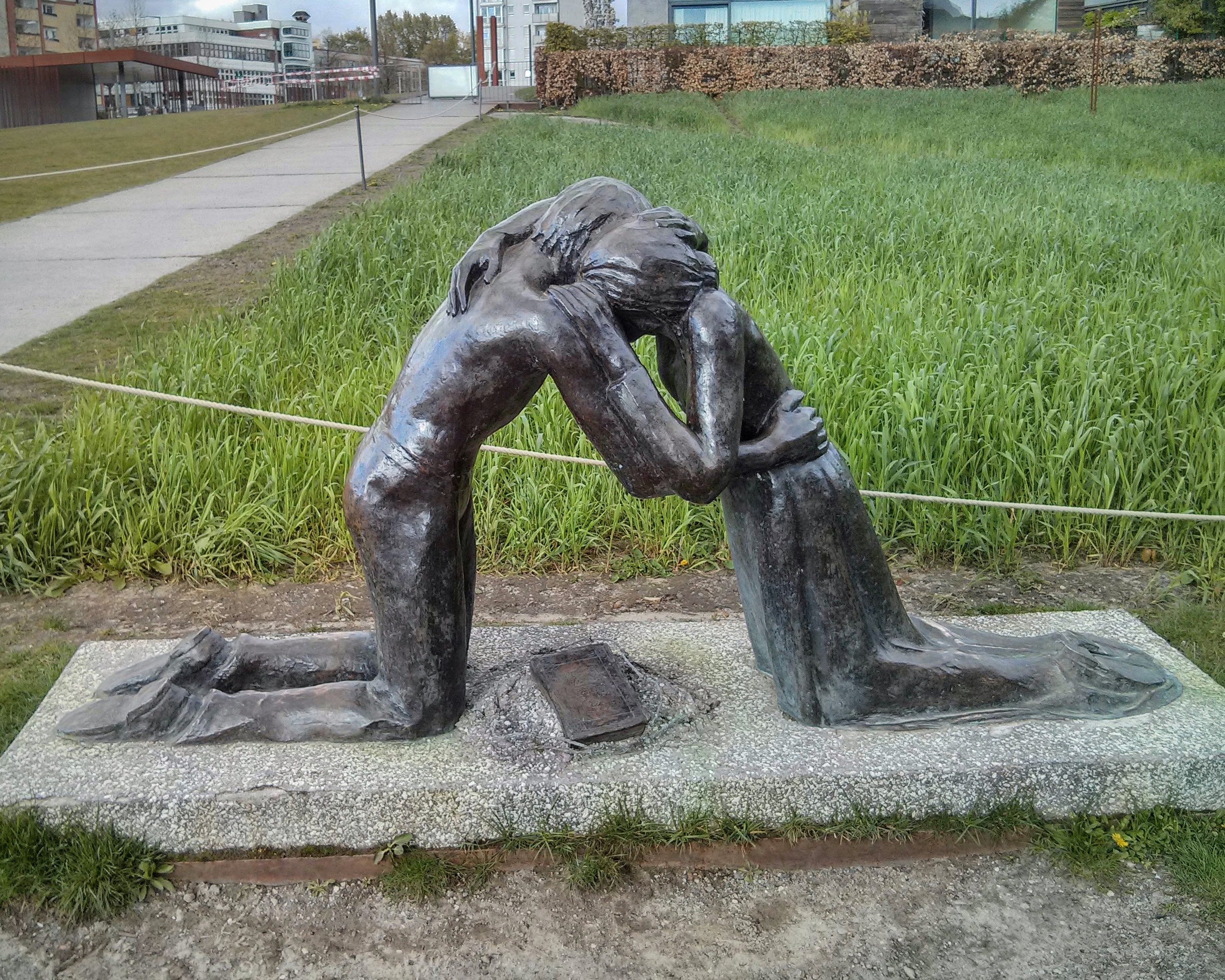 Statue by Berlin Wall