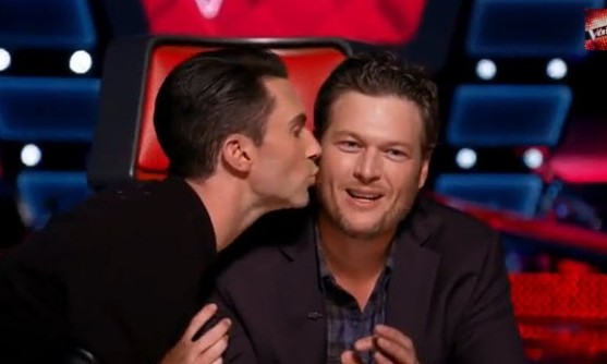 adamlevine-blakeshelton-kiss